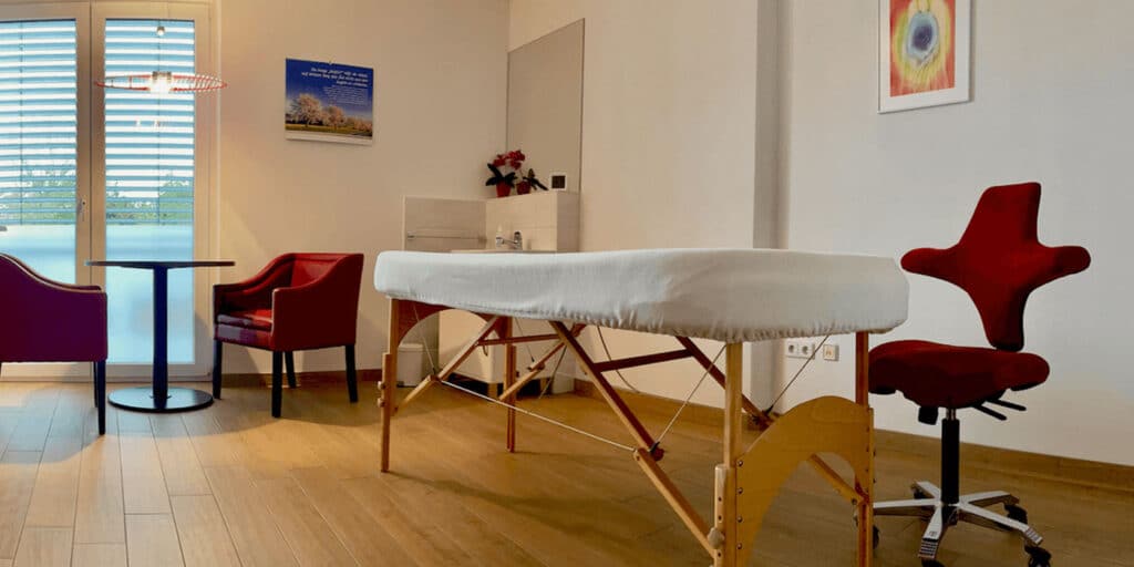 Behandlungsraum des Heilpraktikers in Magdeburg – ruhige Praxis für ganzheitliche Therapie