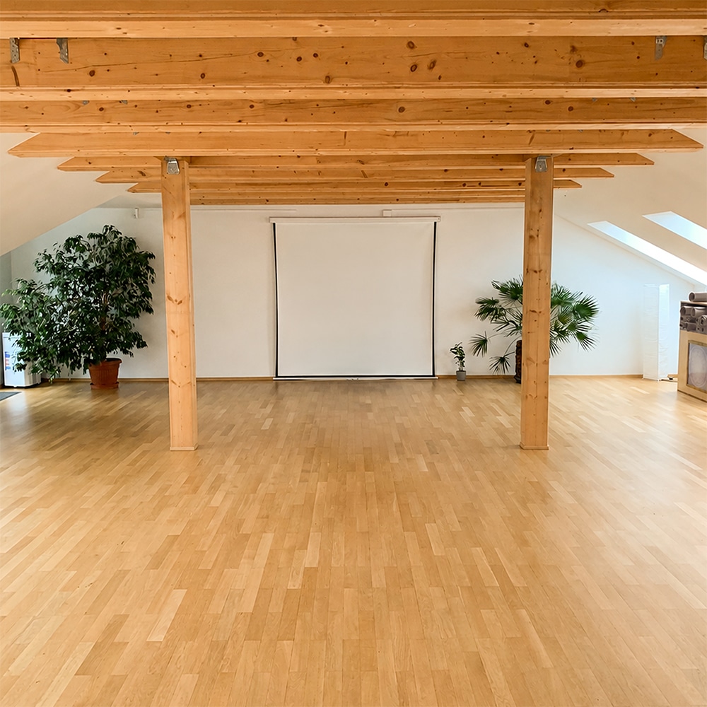 Heller Ausbildungsraum mit freiliegenden Holzbalken im Dachgeschoss der Cracauer 66 in Magdeburg