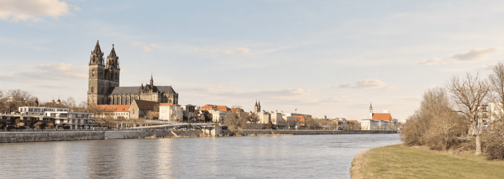 Ansicht von Magdeburg mit der Elbe und dem Dom als gut erreichbarer Standort der Cranio-Sacral-Ausbildung in Mitteldeutschland